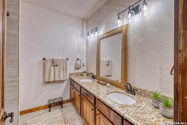 863 Flatrock Circle Leakey, TX 78873