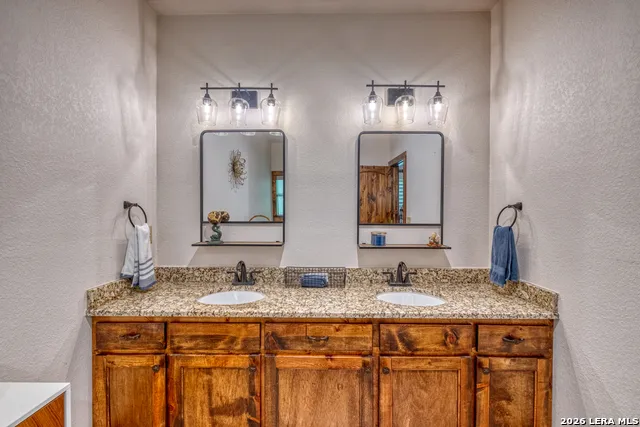 863 Flatrock Circle Leakey, TX 78873