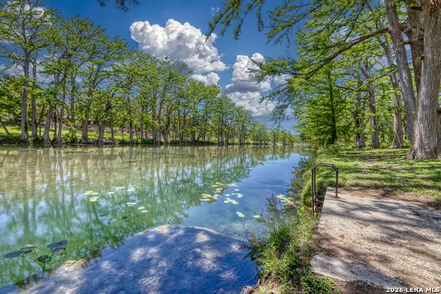 863 Flatrock Circle Leakey, TX 78873