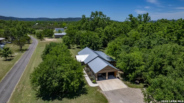 863 Flatrock Circle Leakey, TX 78873