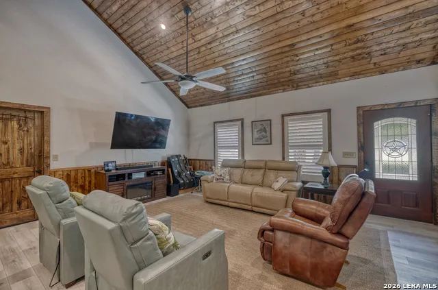 863 Flatrock Circle Leakey, TX 78873