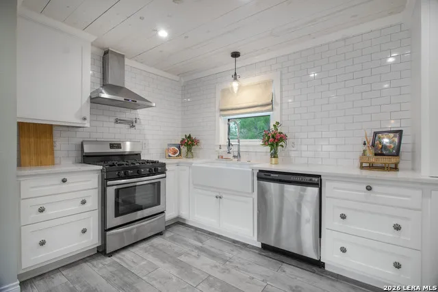 332 S Chiltipin St Sinton, TX 78387