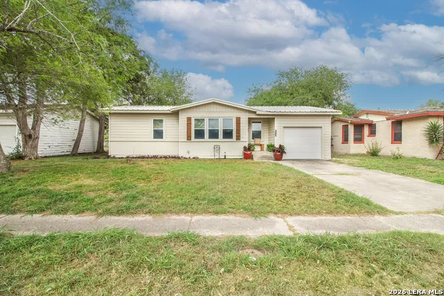 332 S Chiltipin St Sinton, TX 78387