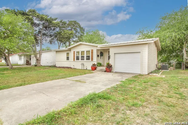 332 S Chiltipin St Sinton, TX 78387