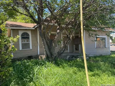 718 W Baylor