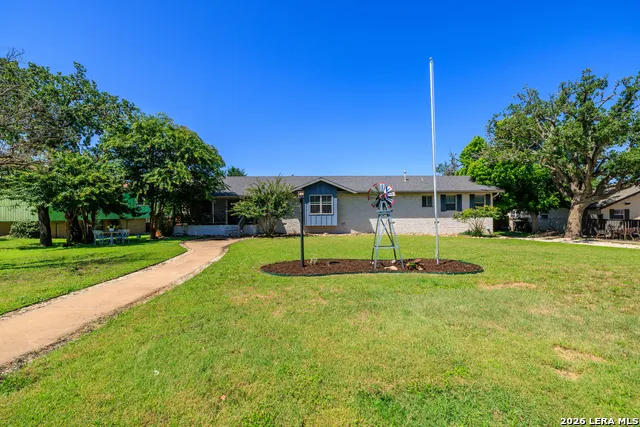 1009 W Main St Kerrville, TX 78028