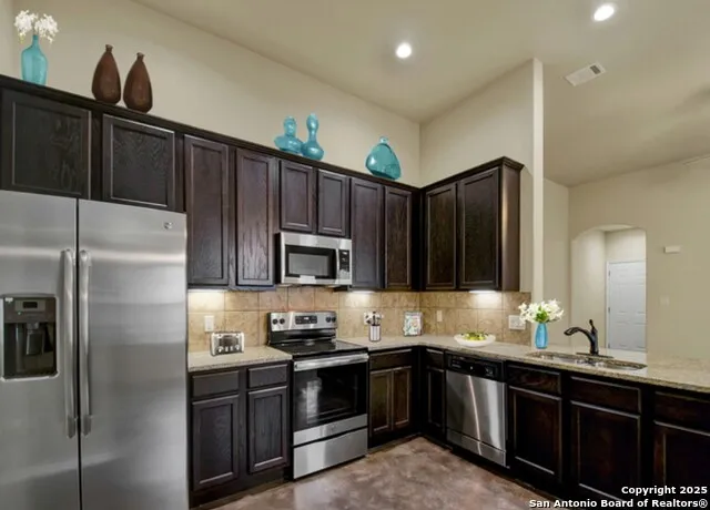9211 Canyon Converse, TX 78109