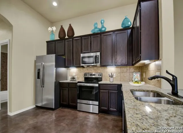 9211 Canyon Converse, TX 78109