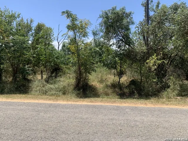 00 CR 6612 Devine, TX 78016