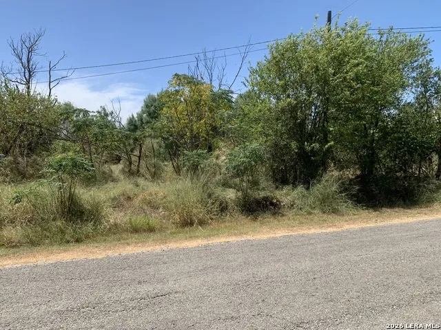 00 CR 6612 Devine, TX 78016