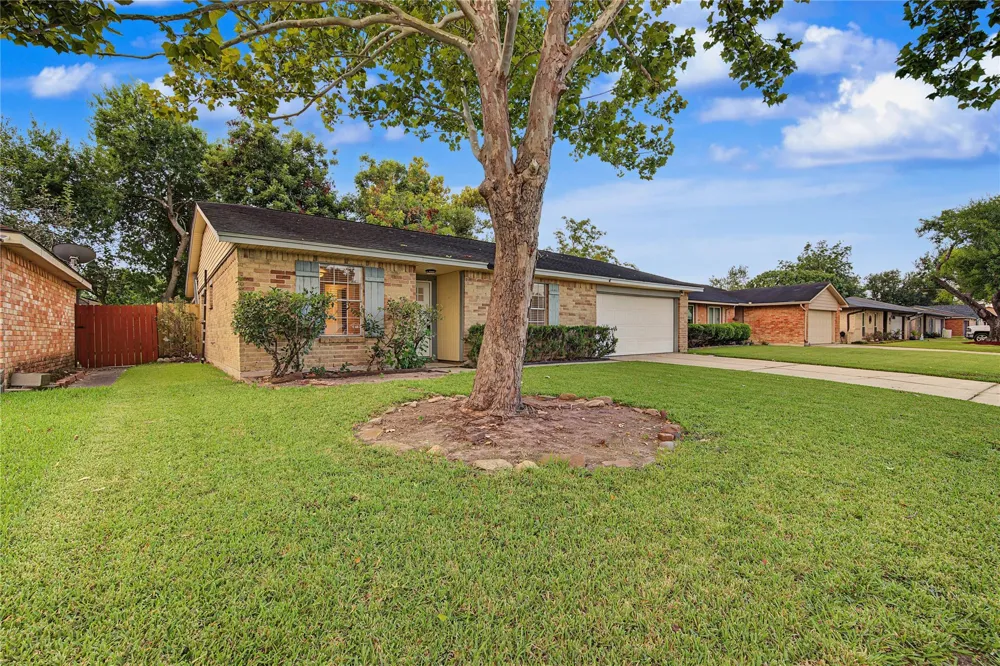 9912 Blue Bird Street La Porte, TX 77571
