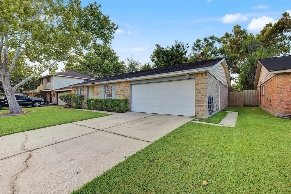 9912 Blue Bird Street La Porte, TX 77571