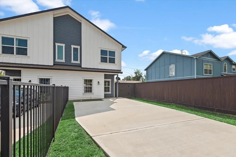 2002 Lynnfield Unit B Street Houston, TX 77093