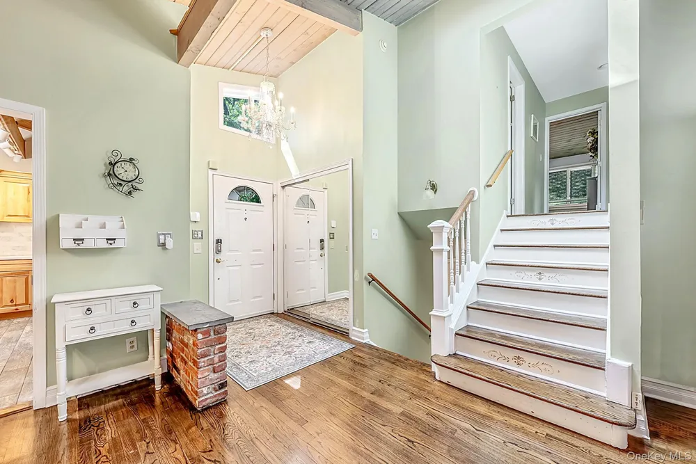 10 Highwood Road East Norwich, NY 11732