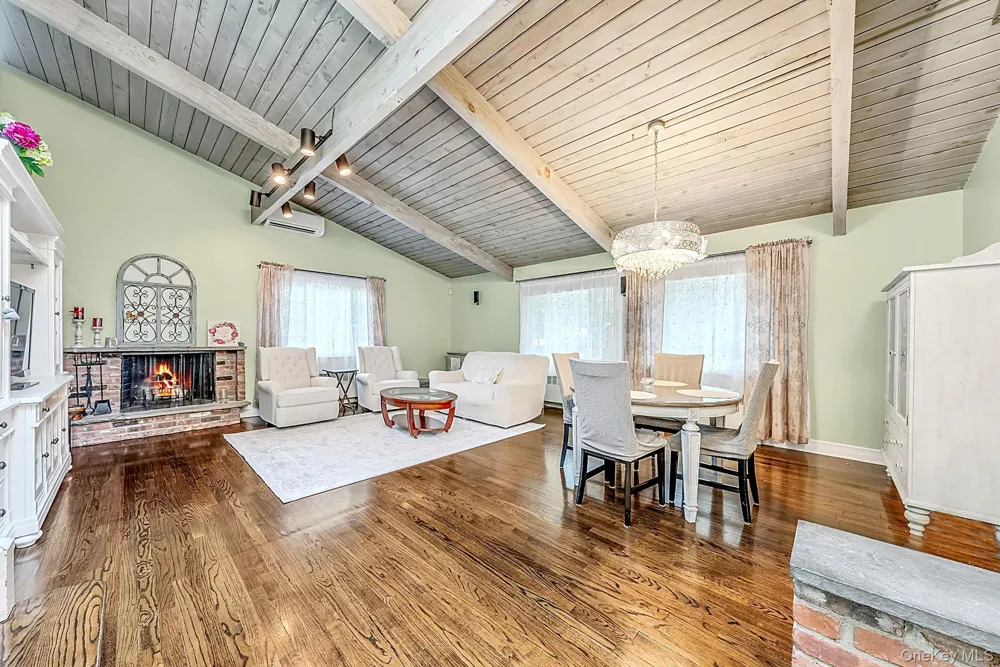 10 Highwood Road East Norwich, NY 11732