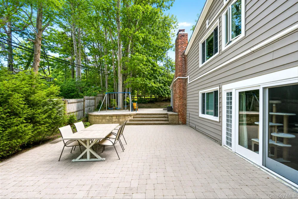 10 Highwood Road East Norwich, NY 11732