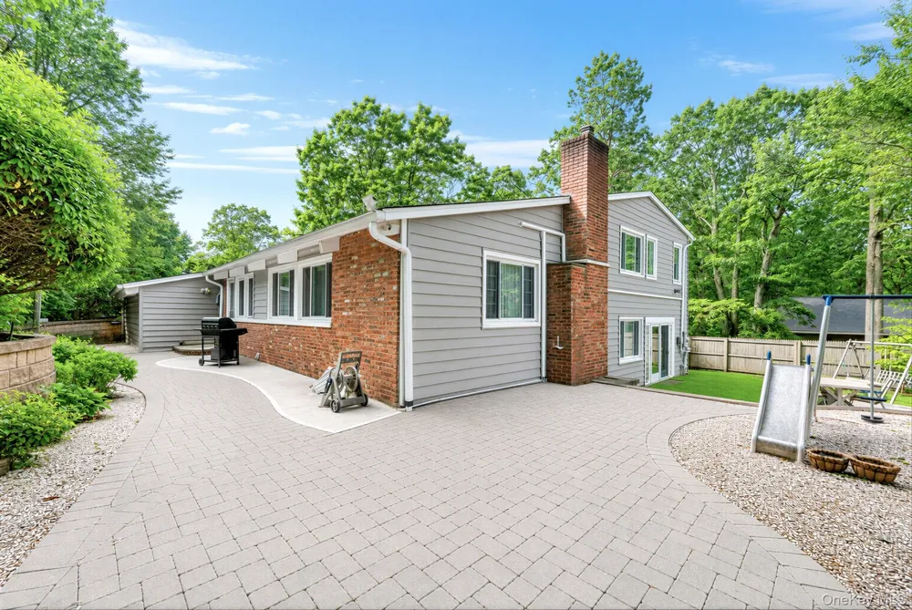 10 Highwood Road East Norwich, NY 11732