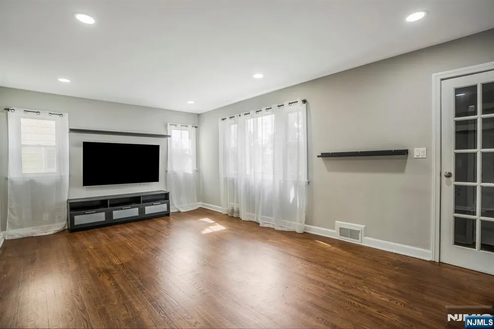 16 Pleasant Belleville, NJ 07109