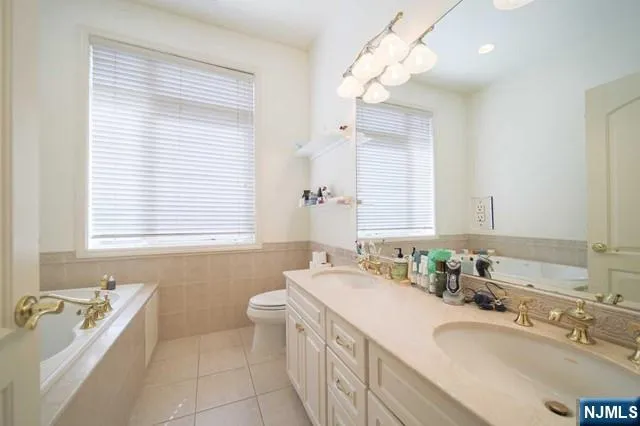 148 Hudson Cove 148 Edgewater, NJ 07020