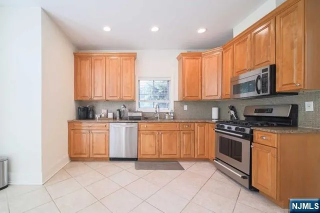 148 Hudson Cove 148 Edgewater, NJ 07020