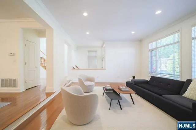 148 Hudson Cove 148 Edgewater, NJ 07020