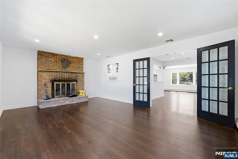 251 Midland Avenue W Paramus, NJ 07652