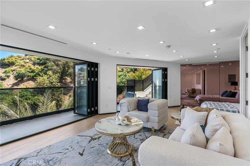 8144 Gould Avenue Hollywood Hills, CA 90046