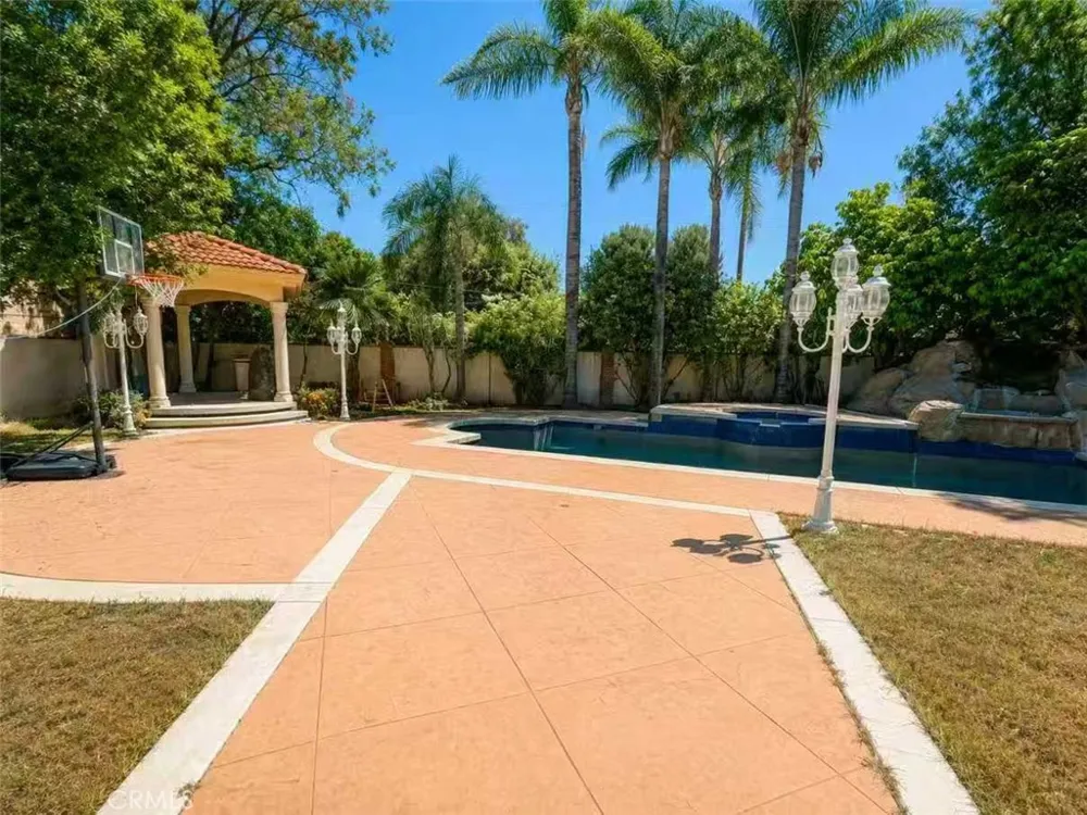 17314 Lassen Ct. Northridge, CA 91325