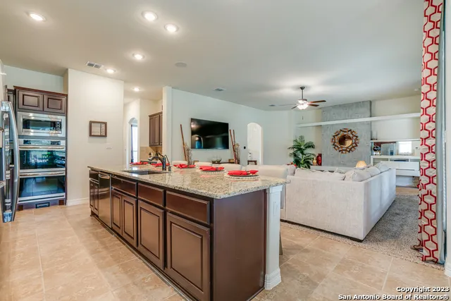 531 LILLY BLF Castroville, TX 78009