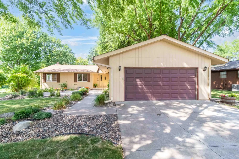 17801 Jaguar Path Lakeville, MN 55044