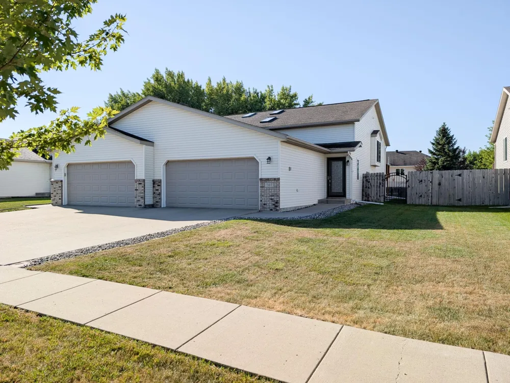707 14TH AVENUE E West Fargo, ND 58078