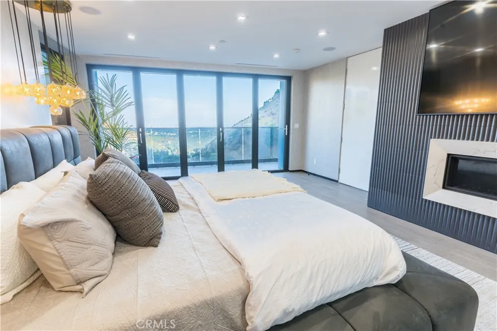 8148 Gould Avenue Hollywood Hills, CA 90046