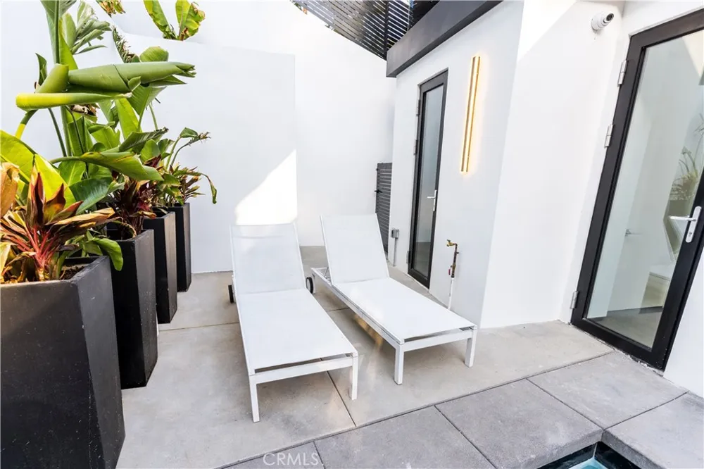 8148 Gould Avenue Hollywood Hills, CA 90046
