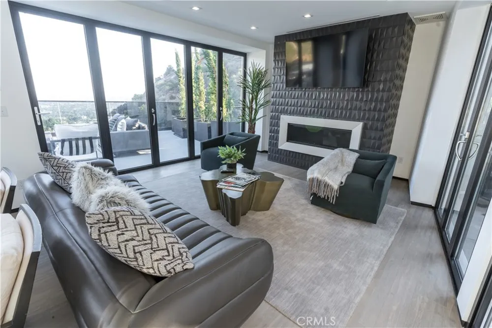 8148 Gould Avenue Hollywood Hills, CA 90046
