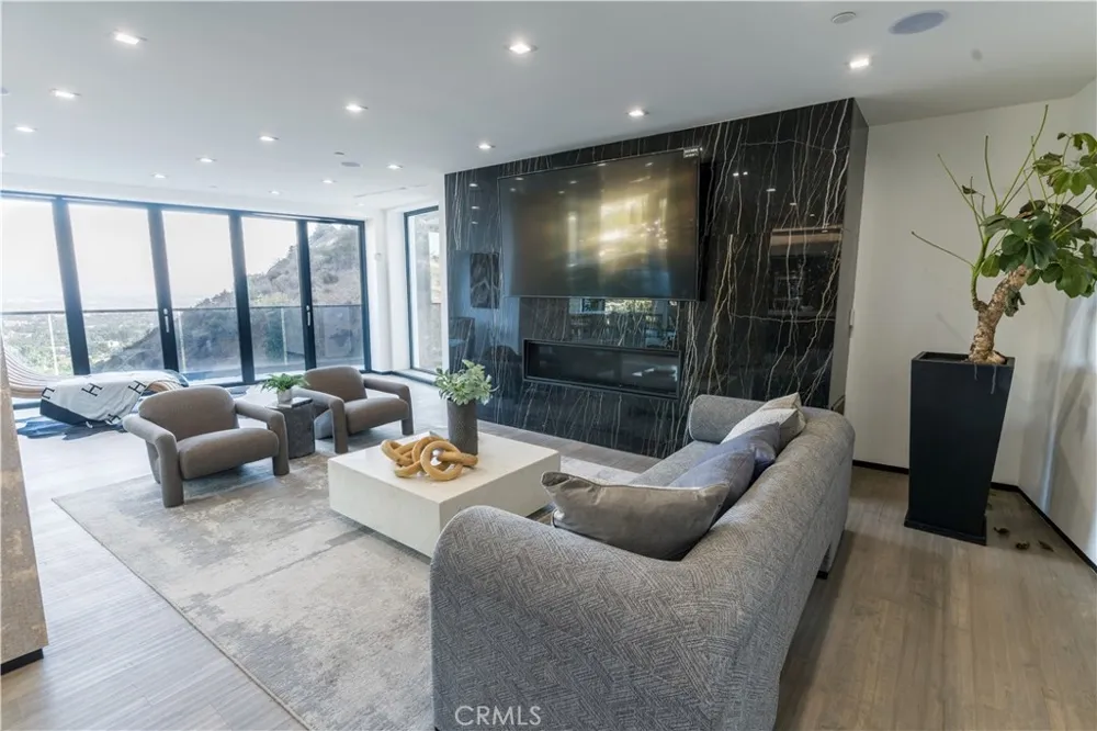 8148 Gould Avenue Hollywood Hills, CA 90046