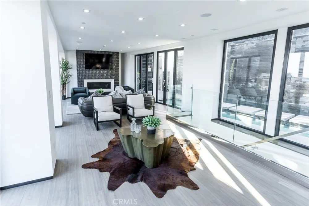 8148 Gould Avenue Hollywood Hills, CA 90046