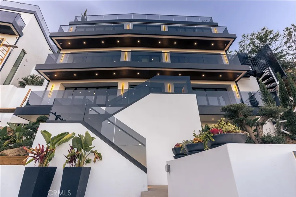 8148 Gould Avenue Hollywood Hills, CA 90046