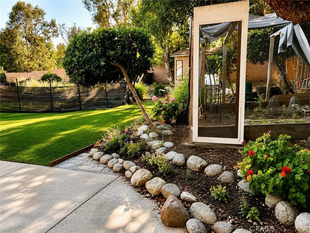 9625 Aqueduct North Hills, CA 91343