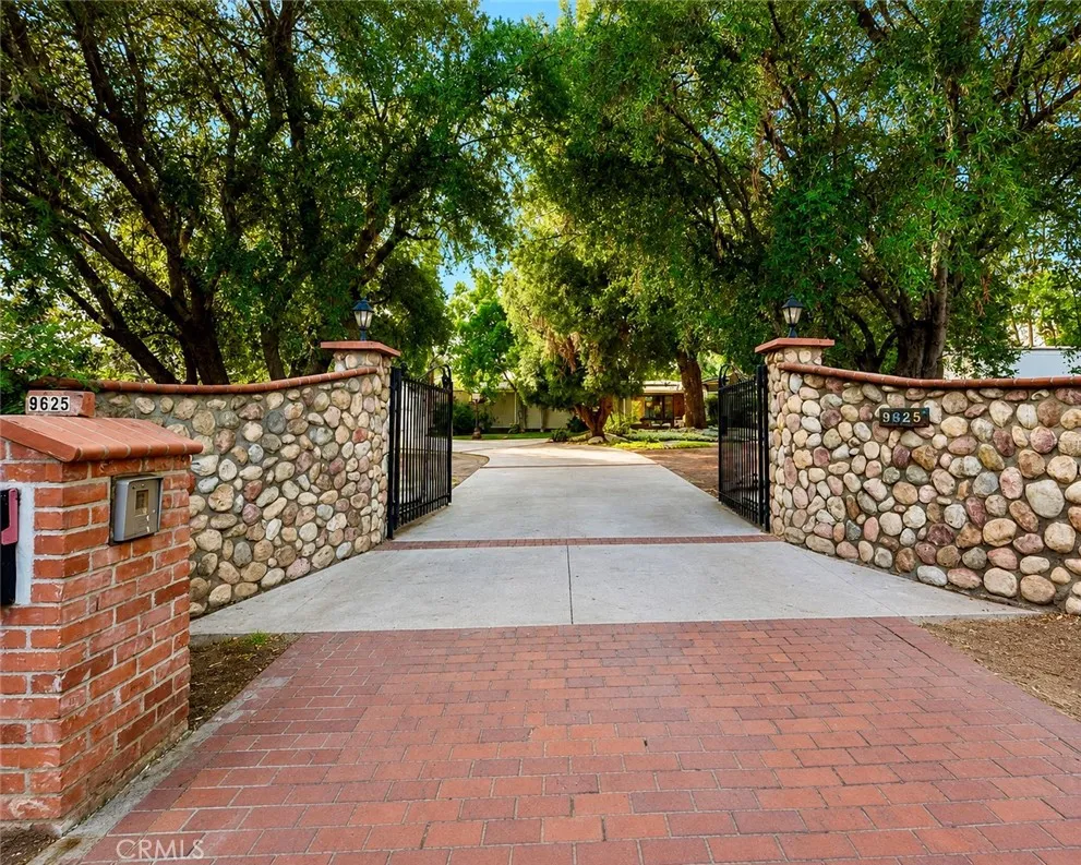 9625 Aqueduct North Hills, CA 91343