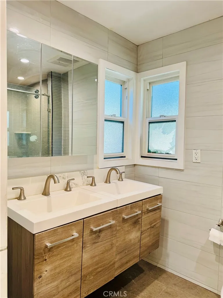 9625 Aqueduct North Hills, CA 91343