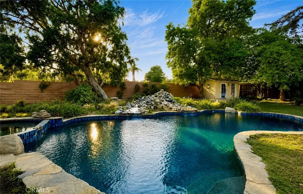9625 Aqueduct North Hills, CA 91343