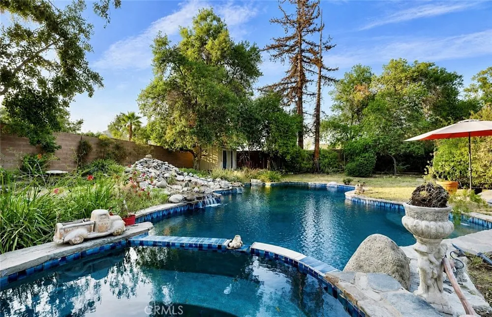 9625 Aqueduct North Hills, CA 91343