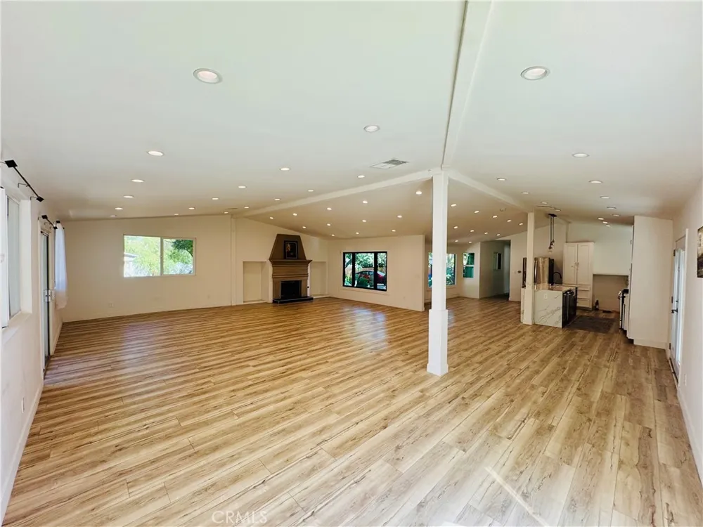 9625 Aqueduct North Hills, CA 91343