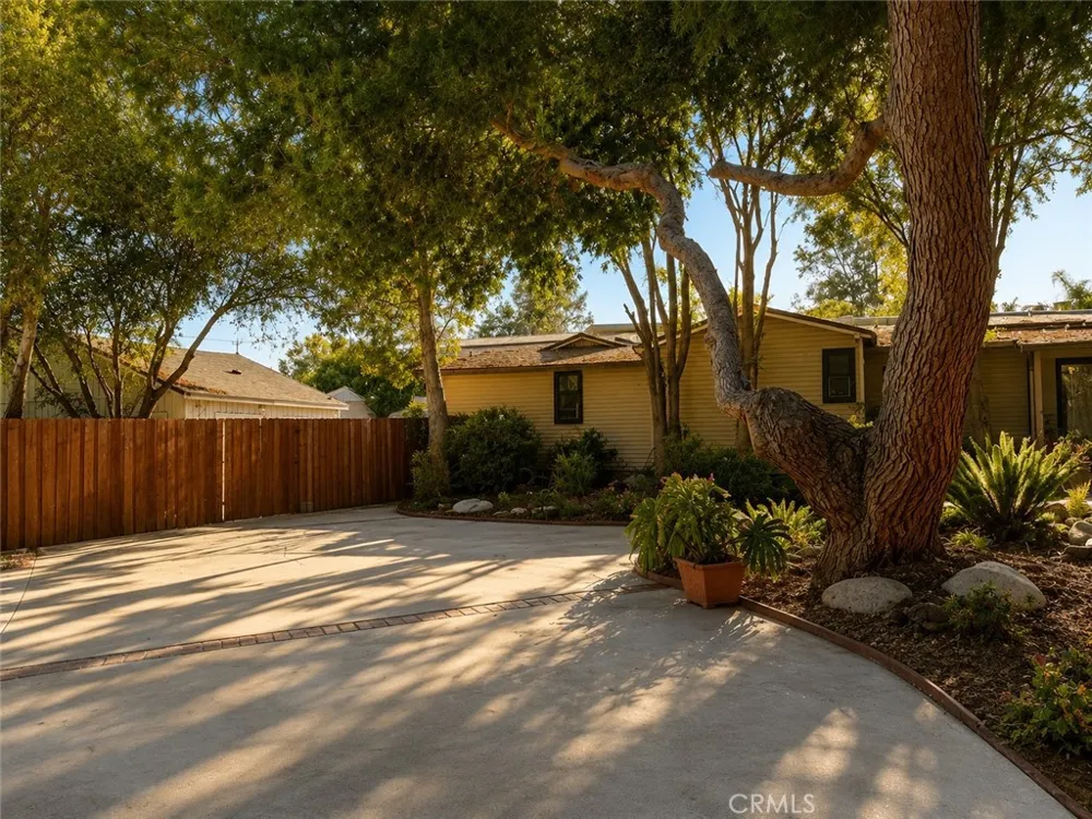 9625 Aqueduct North Hills, CA 91343