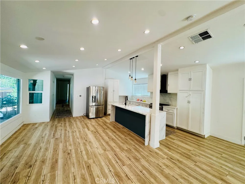 9625 Aqueduct North Hills, CA 91343