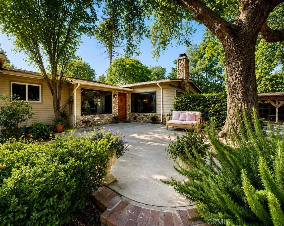 9625 Aqueduct North Hills, CA 91343