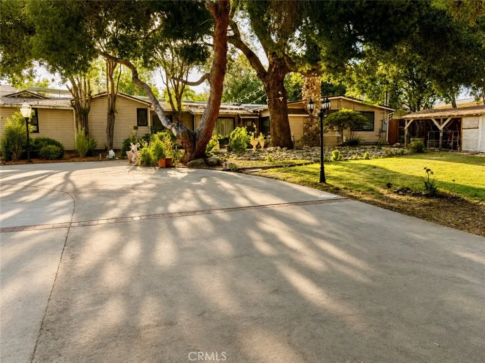 9625 Aqueduct North Hills, CA 91343