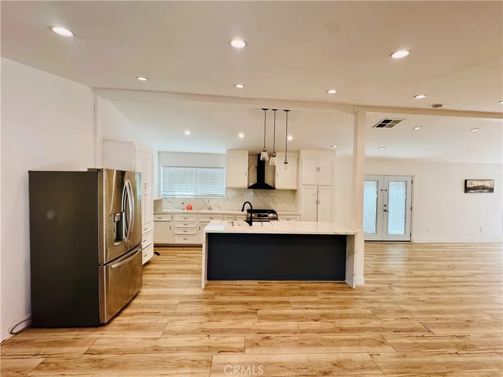 9625 Aqueduct North Hills, CA 91343
