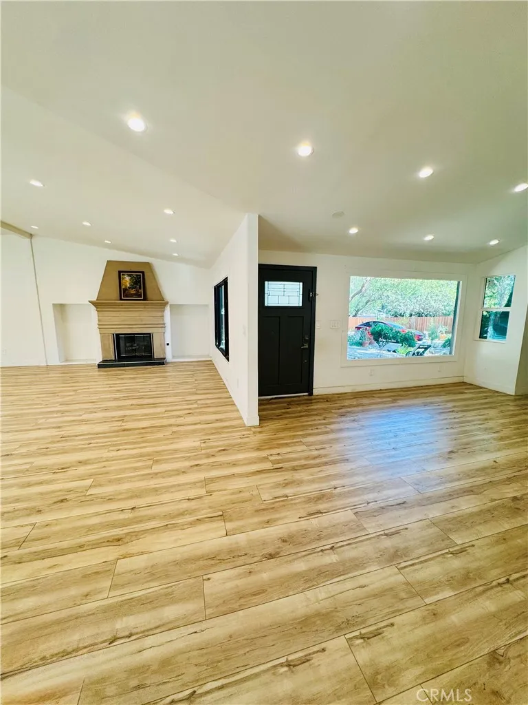 9625 Aqueduct North Hills, CA 91343