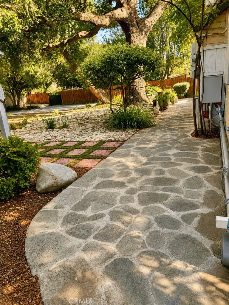 9625 Aqueduct North Hills, CA 91343